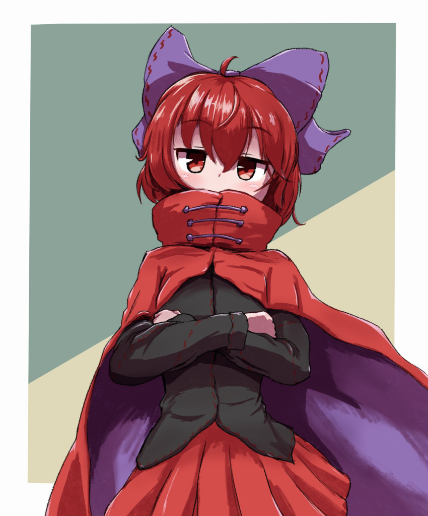 1girl ahoge bow cloak crossed_arms green_background hair_bow happeneddr9 highres long_sleeves looking_at_viewer purple_bow red_eyes red_skirt redhead sekibanki short_hair skirt solo touhou two-tone_background yellow_background