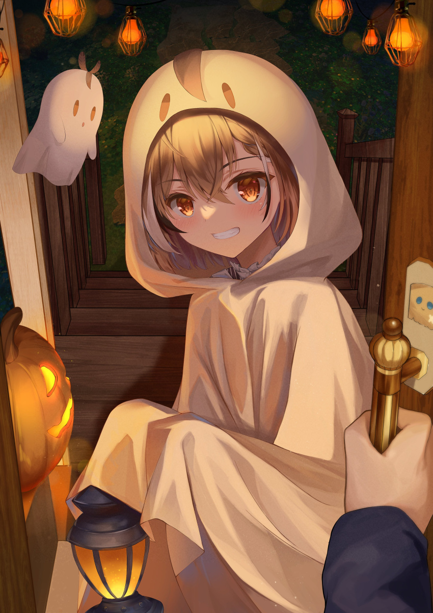 1girl absurdres bangs boomei_(nanashi_mumei) braid braided_bangs brown_eyes brown_hair finale friend_(nanashi_mumei) ghost_costume grin halloween_costume highres hololive hololive_english jack-o'-lantern lantern looking_at_viewer multicolored_hair nanashi_mumei open_door porch short_hair smile streaked_hair virtual_youtuber