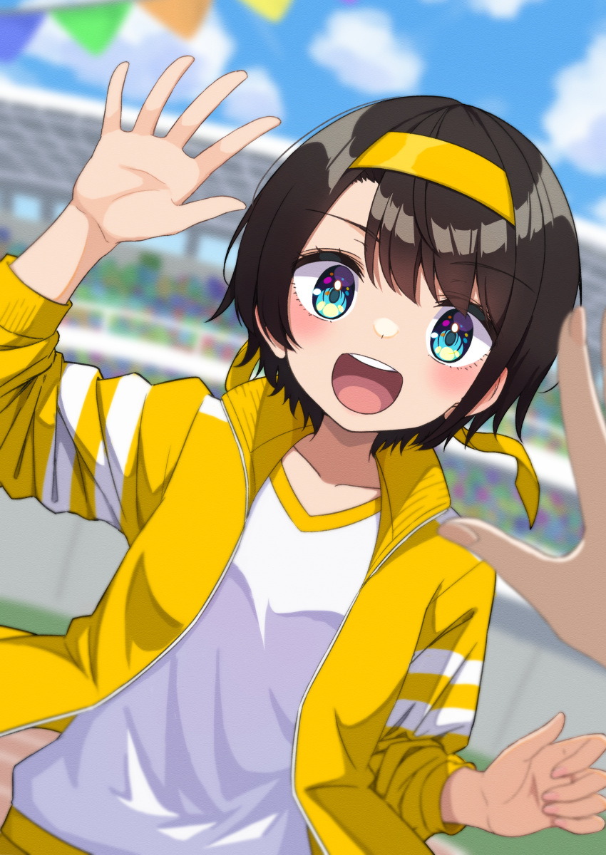 1girl :d absurdres alternate_costume bangs black_hair blue_eyes blurry blurry_background blush brown_hair commentary_request depth_of_field furuneo10 gym_shirt hairband headband highres hololive jacket long_sleeves looking_at_viewer oozora_subaru open_mouth shirt short_hair smile solo solo_focus swept_bangs teeth track_jacket upper_teeth virtual_youtuber waving white_shirt yellow_headband yellow_jacket