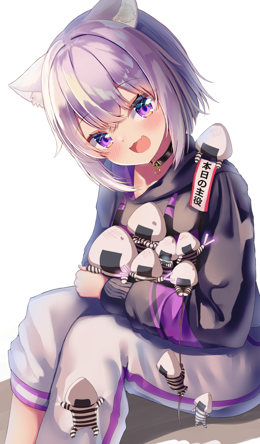 1girl :3 :d absurdres animal_collar animal_ear_fluff animal_ears asymmetrical_pants bangs black_collar black_hoodie blush cat_ears cat_girl collar crossed_bangs drawstring eyebrows_visible_through_hair fang hair_between_eyes highres hololive hood hoodie long_sleeves looking_at_viewer nekomata_okayu onigirya_(nekomata_okayu) open_mouth pants purple_eyes purple_hair rappi short_hair simple_background sitting skin_fang smile solo solo_focus sweatpants violet_eyes virtual_youtuber white_background white_pants