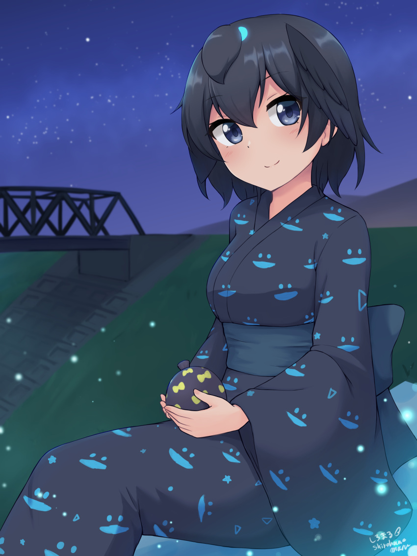 1girl absurdres alternate_costume bangs black_hair black_kimono blue_eyes bridge commentary hair_between_eyes head_wings highres japanese_clothes kemono_friends kimono looking_at_viewer night outdoors print_kimono sash shiraha_maru short_hair signature sitting sky smile solo star_(sky) starry_sky superb_bird-of-paradise_(kemono_friends) yukata