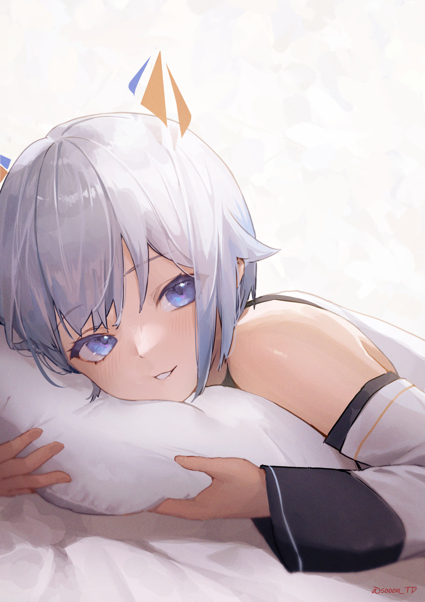 1girl absurdres bangs bare_shoulders blue_eyes blush commentary commission detached_sleeves grey_hair highres holding holding_pillow long_sleeves looking_at_viewer lying on_bed on_stomach original pillow shirt short_hair smile solo sooon twitter_username upper_body violet_eyes white_background white_shirt