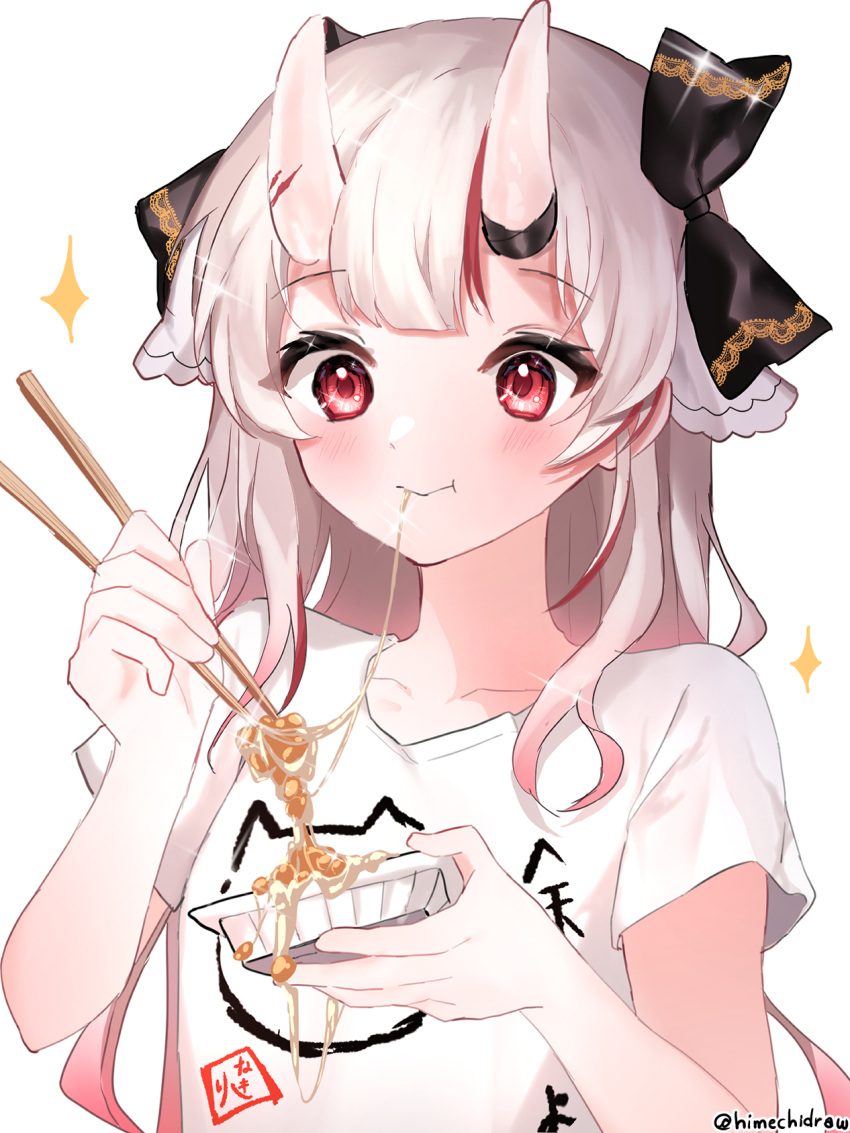 1girl blush chopsticks commentary_request eating food highres himechi holding holding_chopsticks hololive horns long_hair multicolored_hair nakiri_ayame nattou oni oni_horns red_eyes redhead shirt simple_background solo sparkle streaked_hair twitter_username upper_body white_background white_hair