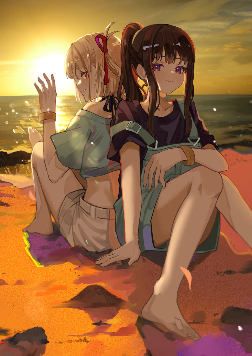 2girls absurdres bangs bare_legs barefoot beach black_hair black_shirt blonde_hair bracelet closed_mouth crop_top from_behind green_overalls green_shirt hair_ribbon highres inoue_takina jewelry looking_at_viewer lycoris_recoil multiple_girls nappi0110 nishikigi_chisato parted_lips ponytail purple_eyes red_eyes red_ribbon ribbon sand shirt short_hair short_sleeves shorts smile sunset violet_eyes