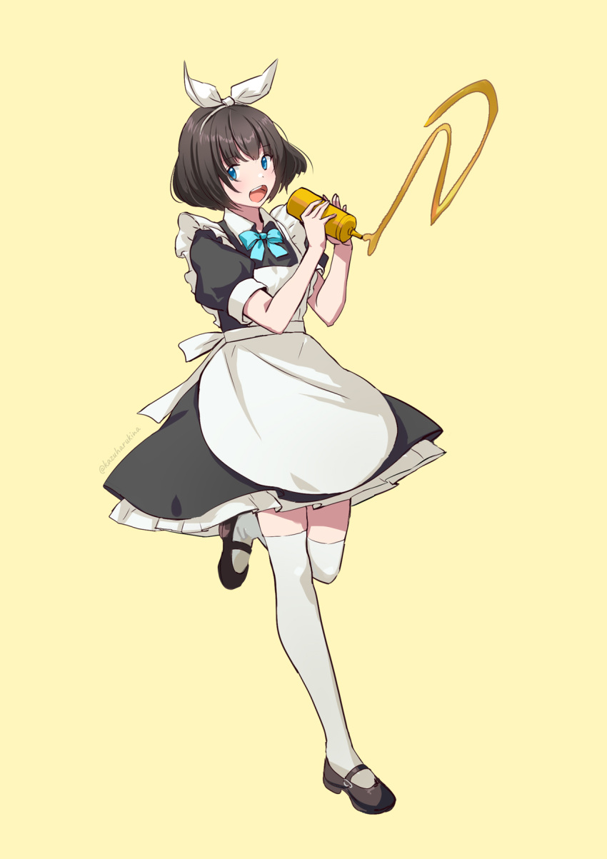 1girl :d alternate_costume apron bangs black_dress black_footwear black_hair blue_bow blue_eyes bow brown_background collared_dress copyright_request dress enmaided frilled_apron frills full_body hair_ribbon hairband highres holding kazuharu_kina looking_at_viewer maid maid_apron maid_headdress mustard open_mouth puffy_short_sleeves puffy_sleeves ribbon shoes short_hair short_sleeves simple_background smile solo standing standing_on_one_leg teeth thigh-highs twitter_username upper_teeth virtual_youtuber white_apron white_hairband white_legwear white_ribbon white_thighhighs yellow_background