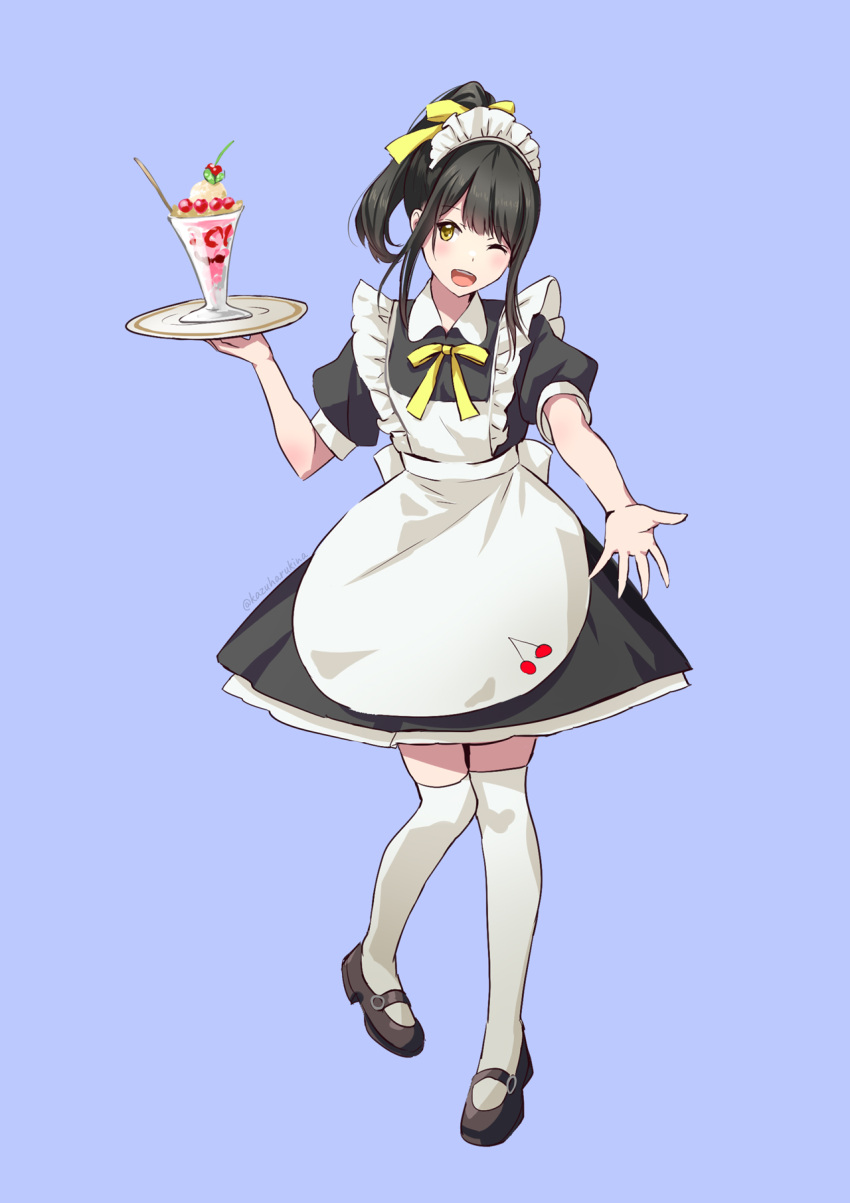 1girl alternate_costume apron bangs black_dress black_footwear black_hair blue_background bow collared_dress copyright_request dress enmaided food frilled_apron frills full_body hair_bow highres holding holding_plate kazuharu_kina maid maid_apron maid_headdress one_eye_closed open_mouth parfait plate ponytail puffy_short_sleeves puffy_sleeves shoes short_sleeves sidelocks simple_background smile solo standing thigh-highs thighhighs tray twitter_username virtual_youtuber white_apron white_legwear white_thighhighs yellow_bow yellow_eyes