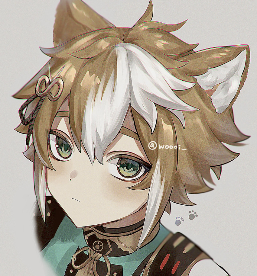 1boy animal_ears armor artist_name bangs black_collar blush brown_hair closed_mouth collar commentary_request cropped_shoulders dog_ears eyeshadow genshin_impact gorou_(genshin_impact) green_eyes grey_background hair_between_eyes hair_ornament highres japanese_clothes looking_at_viewer makeup male_focus multicolored_hair paw_print portrait red_eyeshadow short_hair shoulder_armor sidelocks solo streaked_hair tassel twitter_username upper_body white_hair woooi