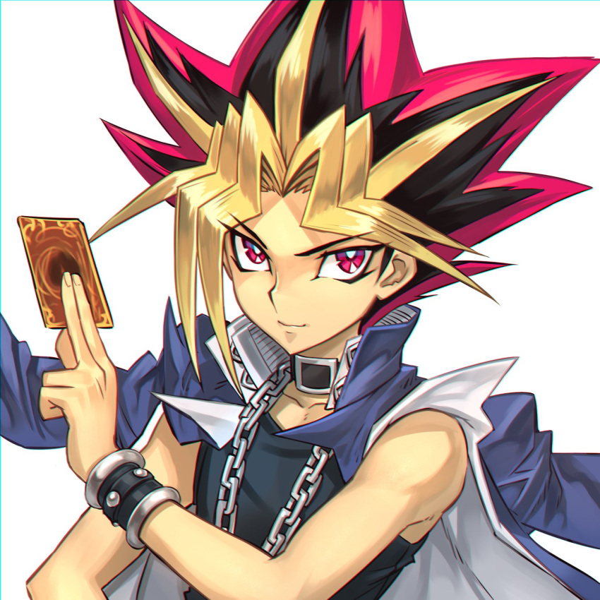 1boy black_hair black_shirt blonde_hair bright_pupils card chain choker closed_mouth commentary_request highres holding holding_card jacket jacket_on_shoulders looking_at_viewer male_focus multicolored_hair ninnin_(shishitou) shirt simple_background sleeveless sleeveless_shirt smile solo spiked_hair spiky_hair upper_body white_background white_pupils wristband yami_yuugi yu-gi-oh!