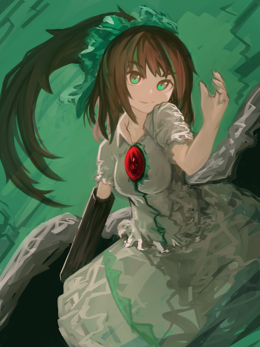 1girl absurdres alternate_eye_color alternate_hairstyle arm_cannon bangs bird_wings black_wings bow brown_hair clip_studio_paint_(medium) closed_mouth collared_shirt commentary_request control_rod feet_out_of_frame green_background green_bow green_eyes hair_bow highres lenserd long_hair looking_at_viewer low_wings ponytail reiuji_utsuho shirt short_sleeves skirt smile solo third_eye touhou weapon white_shirt white_skirt wings