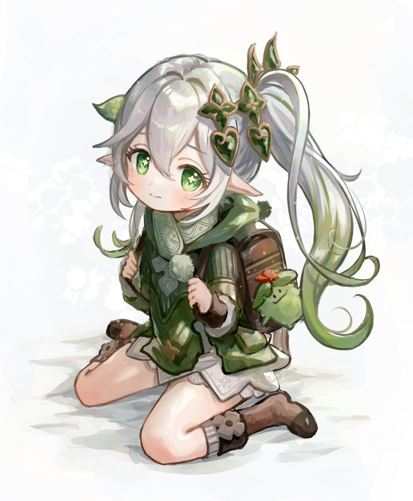 1girl alternate_costume aranara_(genshin_impact) backpack bag bag_charm bangs boots brown_footwear charm_(object) coat commentary_request cosplay genshin_impact gradient_hair green_coat green_eyes green_scarf grey_hair hair_between_eyes hair_ornament highres hooded_coat klee_(genshin_impact) klee_(genshin_impact)_(cosplay) knee_boots kneehighs long_hair long_sleeves looking_at_viewer multicolored_hair nahida_(genshin_impact) pocket pointy_ears randoseru scarf side_ponytail sidelocks simple_background sitting smile socks solo symbol-shaped_pupils syukonbu wariza white_background