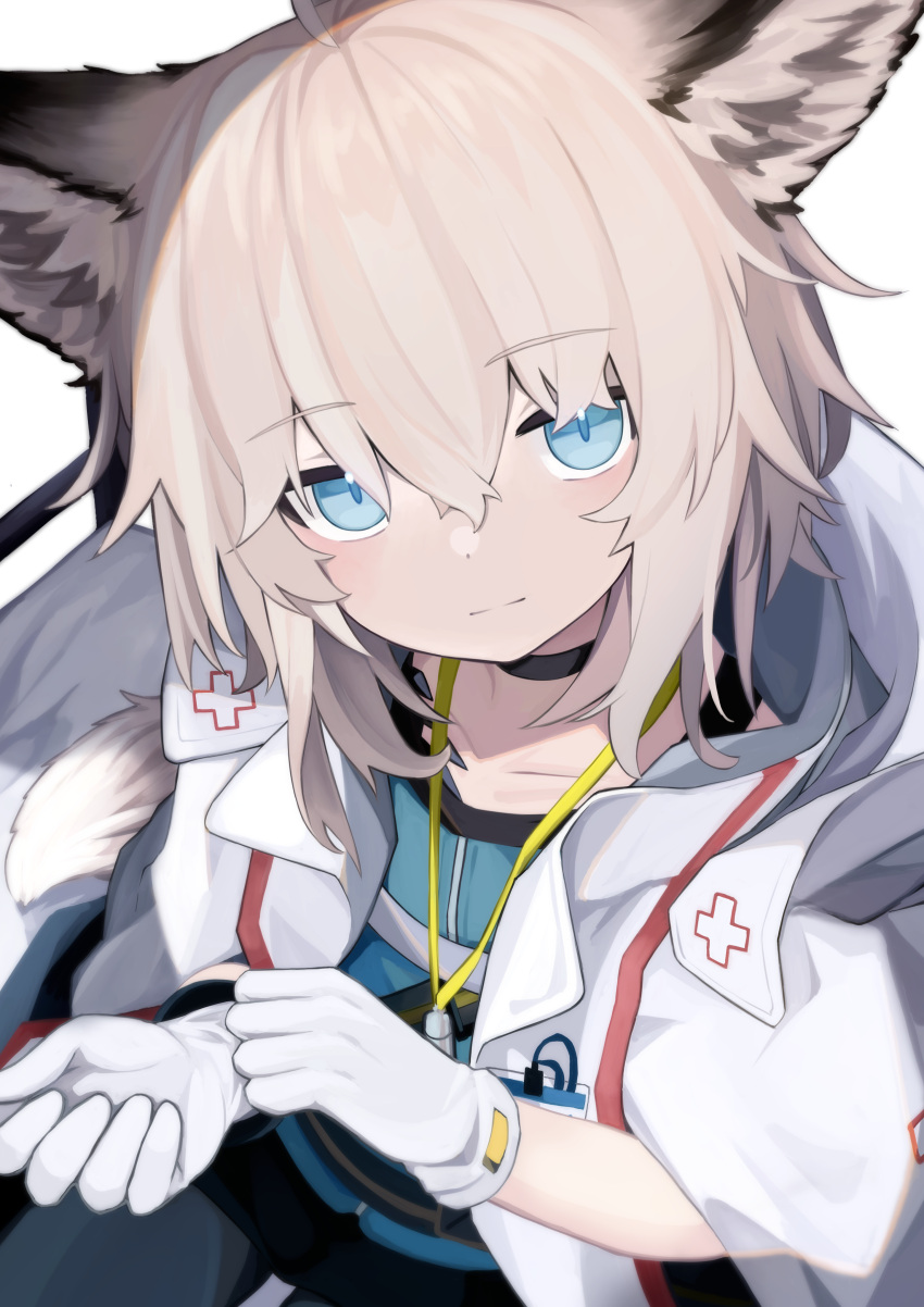 1girl absurdres adjusting_clothes adjusting_gloves animal_ear_fluff animal_ears arknights black_choker blonde_hair blue_eyes blue_shirt choker closed_mouth coat collarbone fox_ears fox_girl fox_tail from_above gloves highres long_sleeves looking_at_viewer looking_up open_clothes open_coat oripathy_lesion_(arknights) rotroto shirt short_hair simple_background sitting smile solo sussurro_(arknights) tail white_background white_coat white_gloves