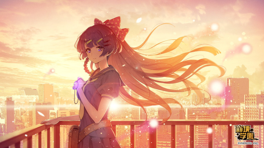 1girl bangs benghuai_xueyuan bow building city cityscape closed_mouth clouds cloudy_sky hair_bow highres holding holding_jewelry holding_necklace honkai_(series) honkai_impact_3rd jewelry long_hair looking_at_viewer neckerchief necklace official_art outdoors ponytail purple_bow purple_hair purple_shirt purple_skirt raiden_mei sailor_collar school_uniform shirt short_sleeves skirt sky smile solo sunset violet_eyes yellow_neckerchief