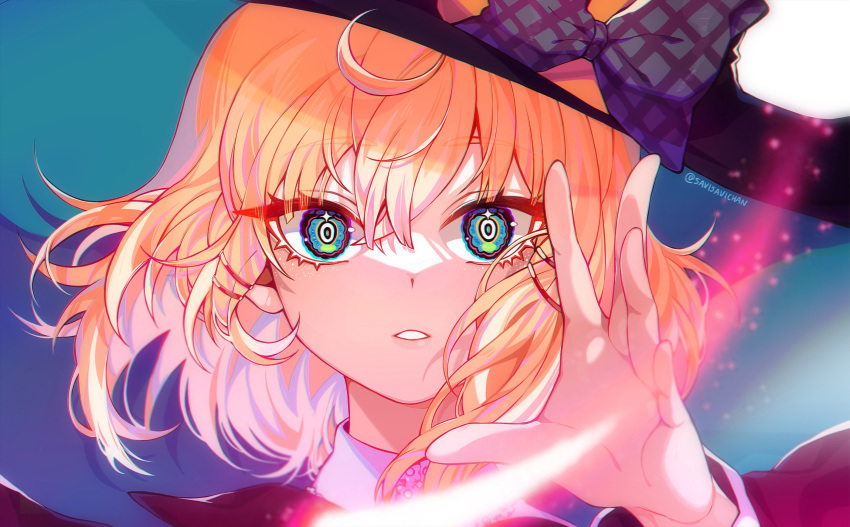 1girl ahoge aqua_eyes bangs blonde_hair blue_eyes bow casting_spell close-up cowlick floating_hair green_eyes hair_between_eyes hand_up hat highres light_particles looking_at_viewer magic millie_parfait nijisanji nijisanji_en parted_lips portrait savi_(byakushimc) short_hair solo sparkling_eyes tilted_headwear twitter_username virtual_youtuber witch witch_hat