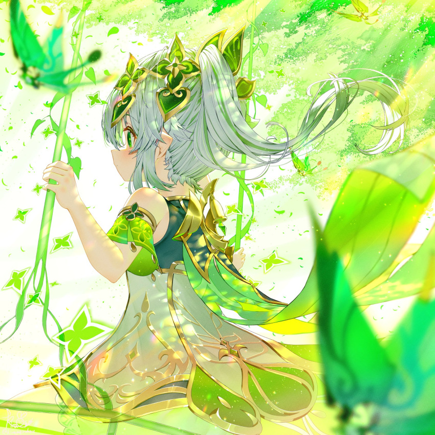 1girl bangs cape detached_sleeves dress genshin_impact green_cape green_eyes green_hair hair_ornament highres kiramarukou long_hair looking_at_viewer looking_back multicolored_hair nahida_(genshin_impact) ponytail solo white_dress white_hair