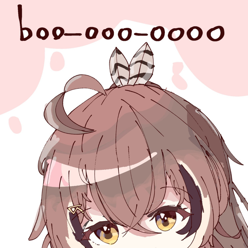 1girl ahoge bangs brown_hair english_text feather_hair_ornament feathers hair_ornament hairclip highres hololive hololive_english koyoinacho looking_at_viewer multicolored_hair nanashi_mumei peeking_out pink_background ponytail simple_background spots streaked_hair virtual_youtuber yellow_eyes