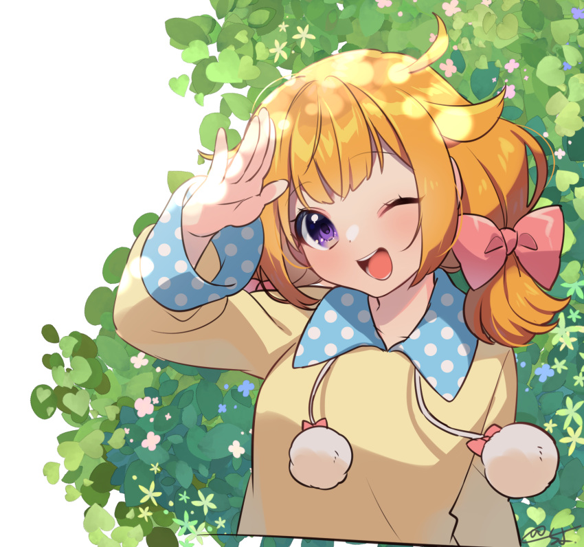 1girl ;d arm_up blonde_hair bow breasts brown_shirt copyright_request cropped_torso hair_bow head_tilt highres long_sleeves looking_at_viewer low_twintails one_eye_closed pink_bow polka_dot sakura_chiyo_(konachi000) shirt short_twintails signature simple_background small_breasts smile solo twintails upper_body violet_eyes virtual_youtuber white_background