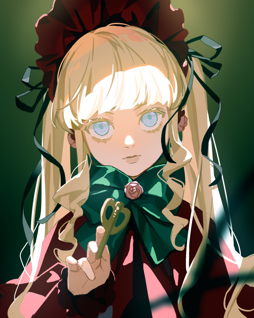 1girl absurdres bangs blonde_hair blue_eyes bonnet bow bowtie capelet chinese_commentary colored_eyelashes dress fan_mu_zhang flower flower_ornament frilled_sleeves frills gothic_lolita green_background green_bow green_bowtie highres holding holding_key key lolita_fashion long_hair long_sleeves looking_at_viewer pink_flower pink_rose red_capelet red_dress rose rozen_maiden shinku solo twintails upper_body