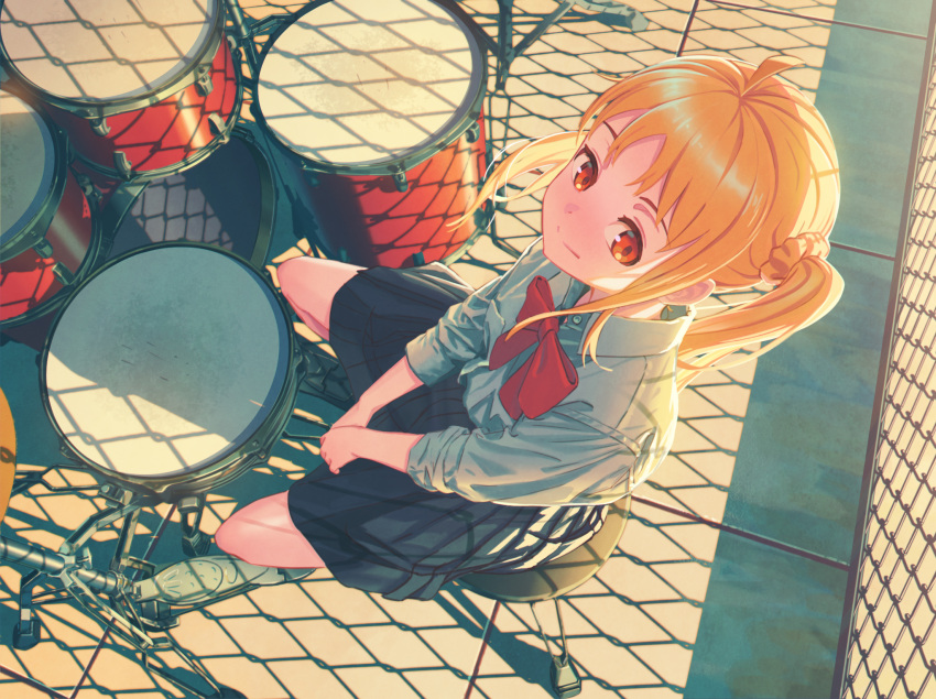 1girl blonde_hair blush bocchi_the_rock! bow brown_eyes chain-link_fence collared_shirt drum drum_set fence from_above highres honda_kouhei ijichi_nijika instrument long_hair looking_at_viewer outdoors pleated_skirt red_bow school_uniform shadow shirt side_ponytail sidelocks sitting skirt sleeves_rolled_up smile solo sunlight twilight white_shirt