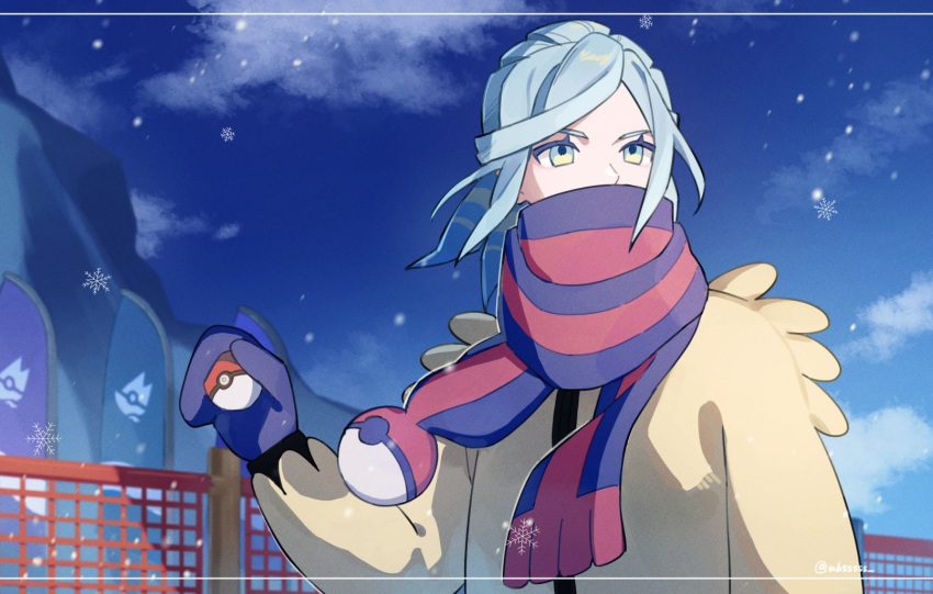 1boy blue_hair clouds commentary_request fence grusha_(pokemon) highres holding holding_poke_ball jacket long_hair long_sleeves male_focus mittens outdoors pankona_(ubsssss) poke_ball poke_ball_(basic) pokemon pokemon_(game) pokemon_sv scarf scarf_over_mouth sky snowflakes snowing solo twitter_username upper_body yellow_jacket