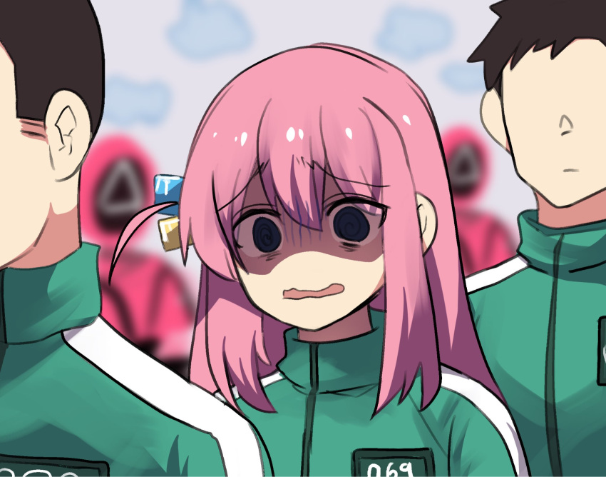 1girl 2boys 2others ambiguous_gender bangs blurry blurry_background bocchi_the_rock! commentary cube_hair_ornament gotou_hitori green_jacket hair_ornament highres hinghoi jacket long_hair long_sleeves mask multiple_boys multiple_others open_mouth pink_hair short_hair soldier_(squid_game) squid_game upper_body