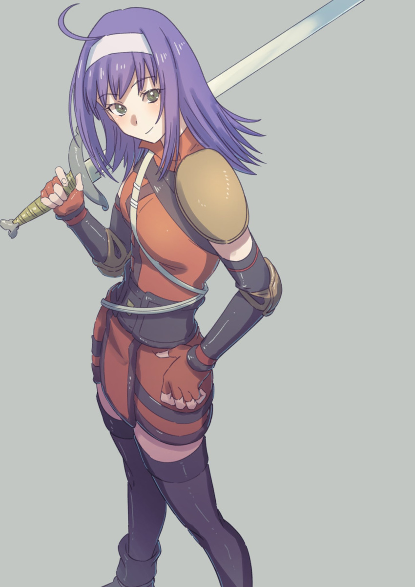 1girl aduti_momoyama ahoge arm_warmers bangs black_footwear black_thighhighs boots closed_mouth elbow_pads fingerless_gloves fire_emblem fire_emblem:_path_of_radiance gloves green_eyes grey_background hairband hand_on_hip high_collar highres holding holding_sword holding_weapon long_hair looking_at_viewer mia_(fire_emblem) orange_gloves over_shoulder purple_hair simple_background single_shoulder_pad smile solo standing sword thigh-highs weapon weapon_over_shoulder white_hairband zettai_ryouiki