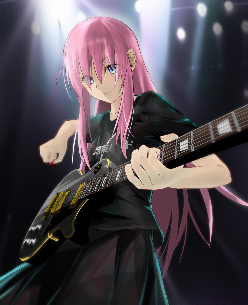 1girl absurdres black_shirt black_skirt blue_eyes bocchi_the_rock! closed_mouth cowboy_shot electric_guitar from_below gibson_les_paul gotou_hitori guitar hair_between_eyes hair_over_eyes highres holding holding_instrument indoors instrument long_hair music pink_hair playing_instrument pleated_skirt shirt short_sleeves skirt solo spotlight standing ykm