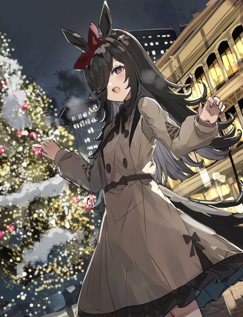 1girl animal_ears breath brown_hair building christmas christmas_tree coat commentary crowd grey_coat hair_over_one_eye highres horse_ears horse_girl horse_tail long_hair long_sleeves looking_at_viewer night night_sky open_mouth outdoors rice_shower_(umamusume) sky solo_focus tail the_olphy umamusume violet_eyes w_arms