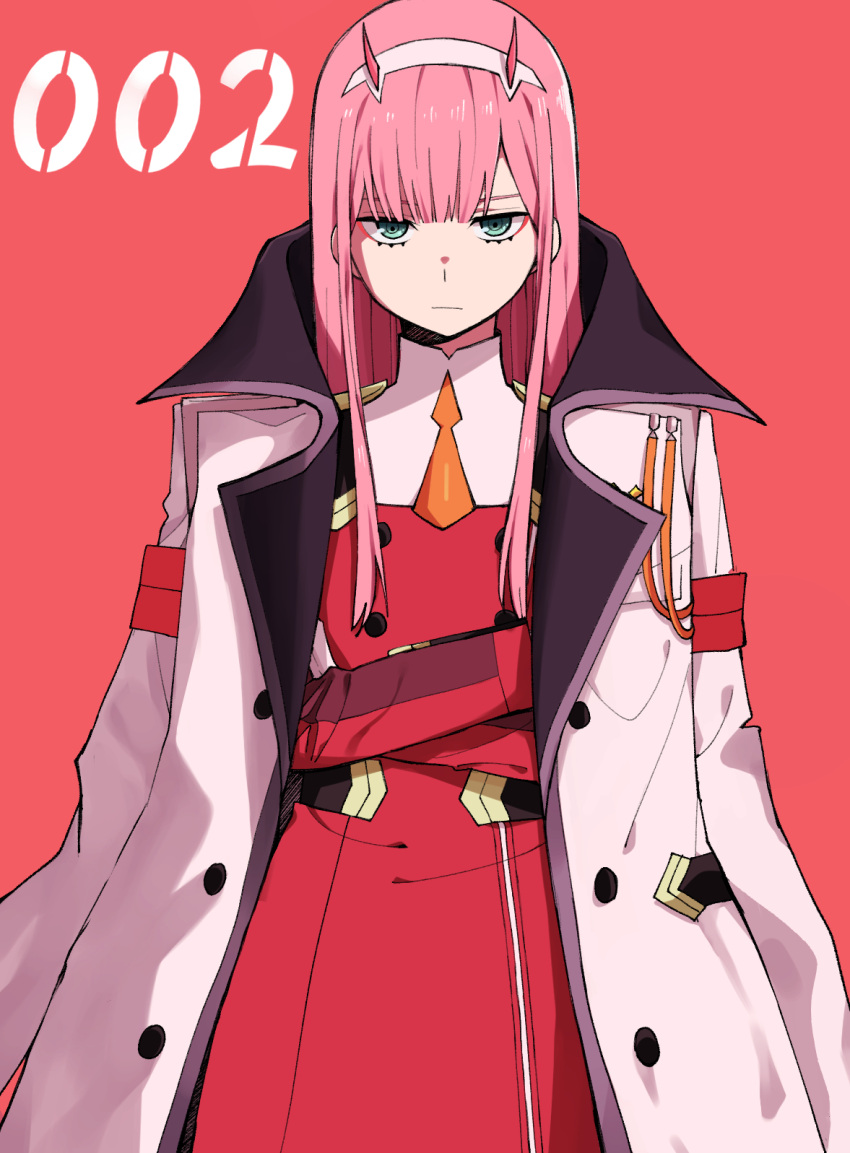 1girl bangs billbung black_eyeliner blunt_bangs character_name closed_mouth coat commentary cowboy_shot crossed_arms darling_in_the_franxx dress green_eyes hairband highres horns long_hair looking_at_viewer military military_uniform necktie oni_horns orange_necktie pink_hair red_background red_dress red_horns simple_background solo standing straight-on uniform white_coat white_hairband zero_two_(darling_in_the_franxx)