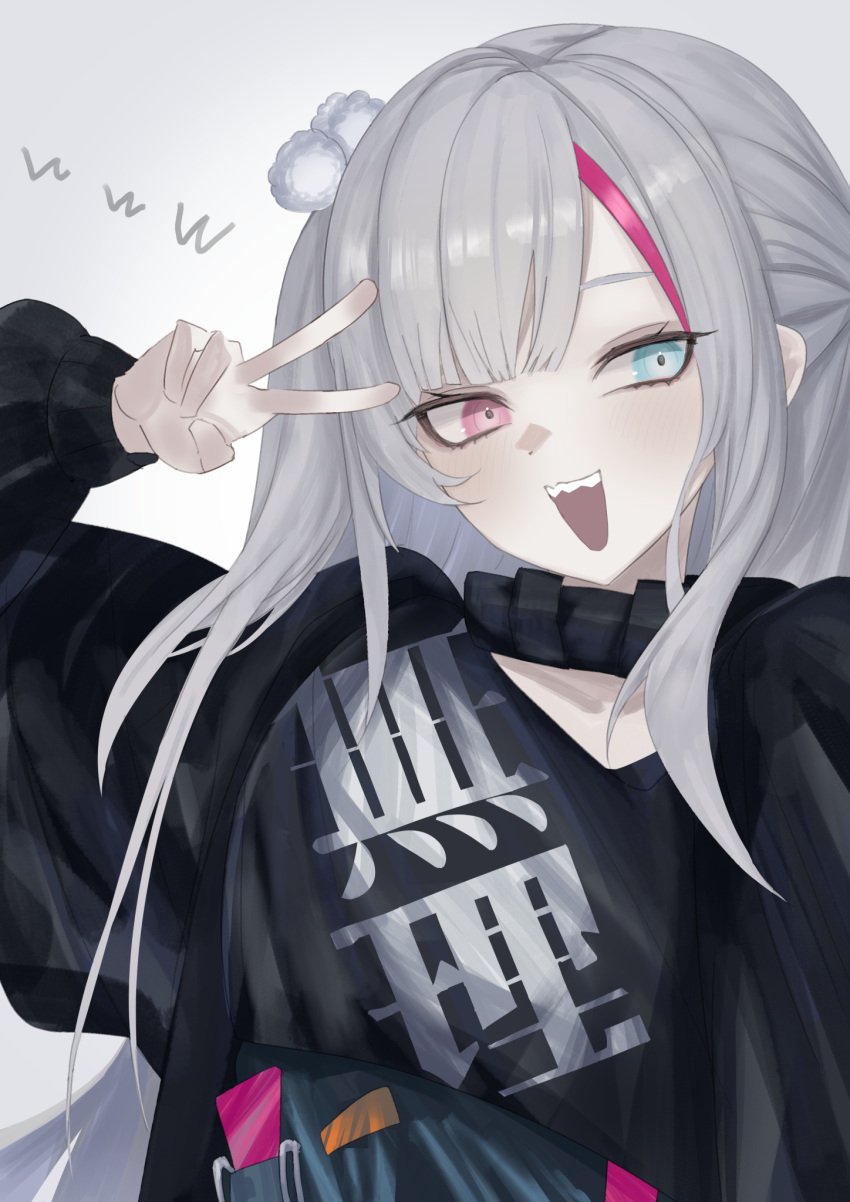 1girl black_shirt eigo_ichii fangs girls'_frontline_neural_cloud girls_frontline grey_eyes grey_hair hand_up heterochromia highres kuro_(girls'_frontline_nc) long_hair mdr_(girls'_frontline) multicolored_hair open_mouth print_shirt shirt side_ponytail smile streaked_hair upper_body v