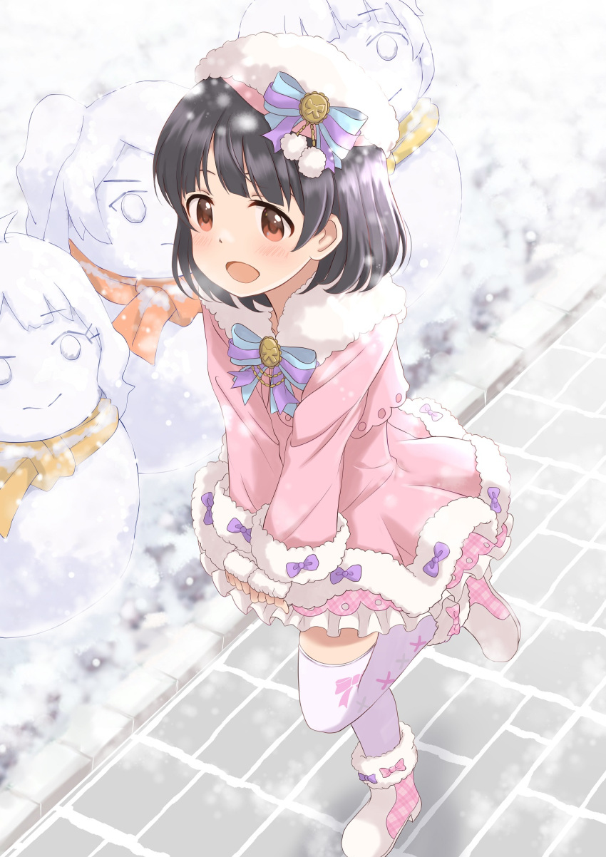 1girl bangs black_hair blue_bow blue_bowtie blush boots bow bowtie brown_eyes commentary dress female_child fingerless_gloves fur-trimmed_boots fur-trimmed_dress fur-trimmed_gloves fur-trimmed_sleeves fur_collar fur_hat fur_trim gloves hat hat_bow highres idolmaster idolmaster_million_live! idolmaster_million_live!_theater_days layered_dress legs long_sleeves looking_ahead nakatani_iku open_mouth pink_dress pink_footwear pom_pom_(clothes) purple_bow purple_thighhighs running short_hair smile snow snowing snowman solo standing standing_on_one_leg stone_floor thigh-highs thighs white_gloves white_headwear yukiho_kotori