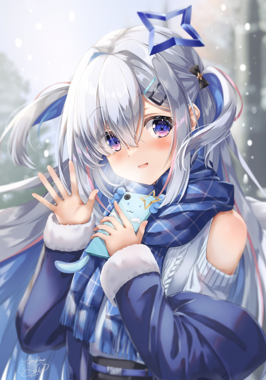 1girl absurdres amane_kanata aran_sweater asymmetrical_bangs bangs black_bow blue_hair blue_jacket blue_scarf blurry blurry_background blush bow cable_knit cellphone clothing_cutout colored_inner_hair day fur-trimmed_sleeves fur_trim grey_hair grey_sweater hair_bow hair_intakes hair_ornament hair_over_one_eye hairclip halo highres holding holding_phone hololive jacket long_hair long_sleeves looking_at_viewer multicolored_hair off_shoulder open_mouth outdoors phone pink_hair plaid plaid_scarf scarf shoulder_cutout smartphone smile snow snowing solo star_halo streaked_hair sweater tree two_side_up upper_body violet_eyes virtual_youtuber waving yukikawa_sara