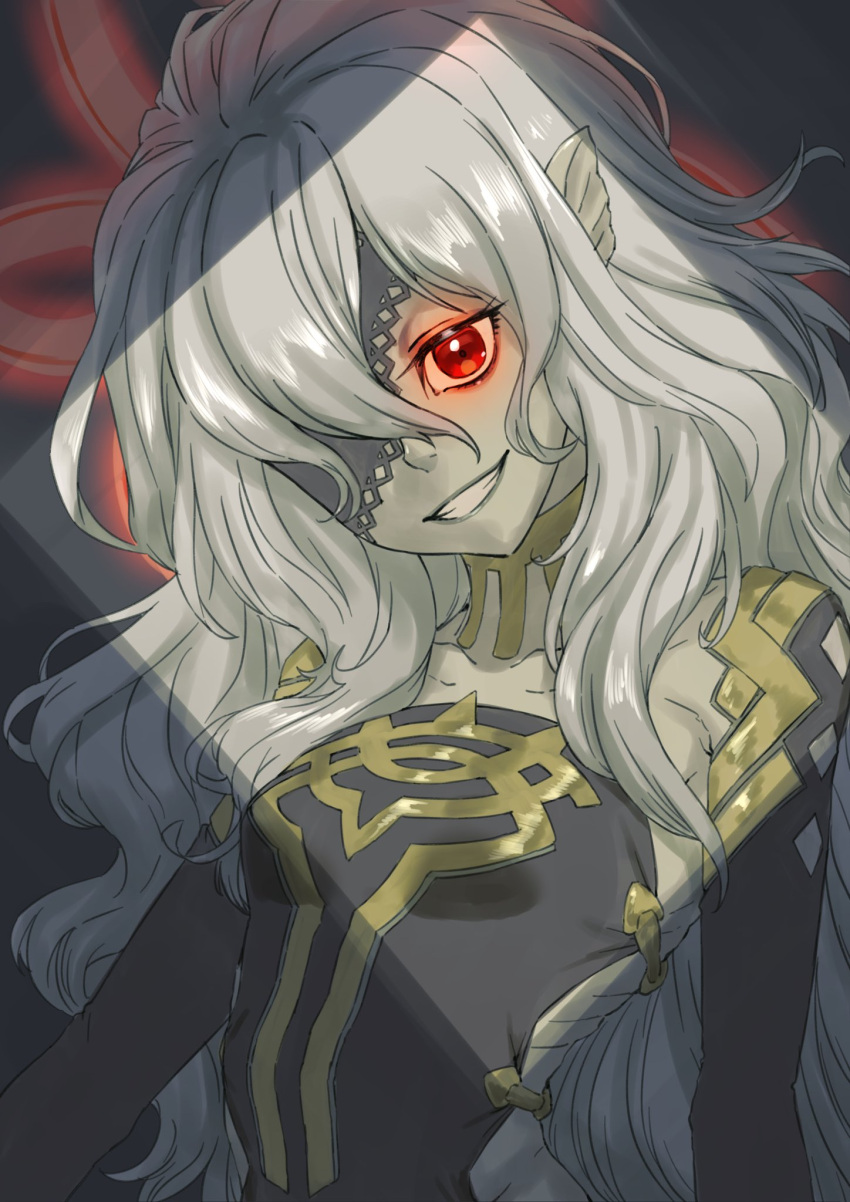 1girl aduti_momoyama bangs breasts collarbone colored_skin embla_(fire_emblem) eyelashes eyepatch eyeshadow fire_emblem fire_emblem_heroes green_lips green_skin grey_hair grin highres jewelry lips long_hair looking_at_viewer makeup messy_hair neck_ring red_eyeliner red_eyes red_eyeshadow ribs skinny small_breasts smile solo teeth