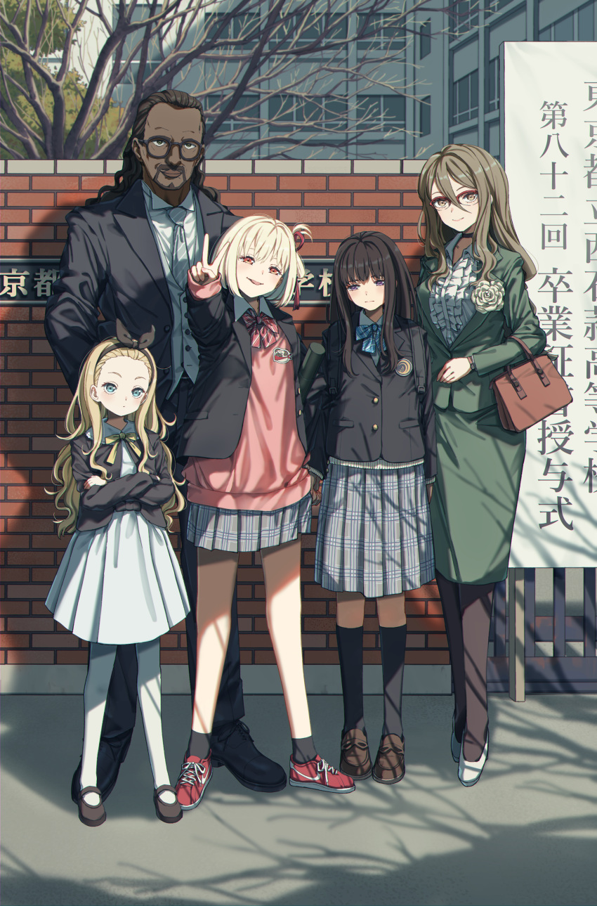 1boy 4girls absurdres bag black_hair black_hairband blonde_hair blue_bow blue_bowtie blue_eyes bow bowtie brick_wall brown_eyes brown_hair dark-skinned_male dark_skin dress frilled_dress frills glasses group_picture hair_ornament hair_ribbon hairband handbag height_difference highres inoue_takina kurumi_(lycoris_recoil) looking_at_viewer lycoris_recoil mika_(lycoris_recoil) mochi_(m0chi0000) multiple_girls nakahara_mizuki neck_ribbon nishikigi_chisato pantyhose red_bow red_bowtie red_eyes ribbon school_uniform v violet_eyes white_pantyhose