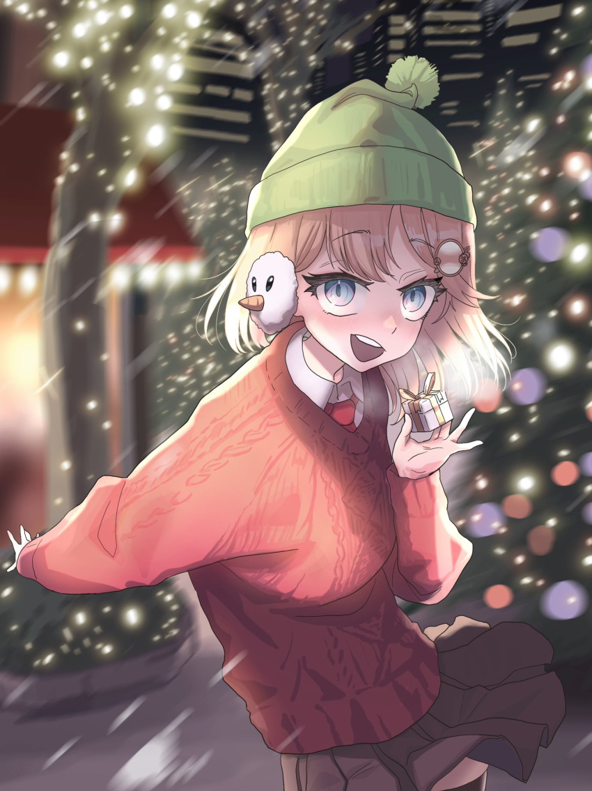 1girl bangs blonde_hair blue_eyes christmas christmas_lights christmas_ornaments christmas_tree earmuffs fur_trim gift hair_ornament hat highres hololive hololive_english looking_at_viewer monocle_hair_ornament necktie open_mouth short_hair smile snowman solo string_of_light_bulbs sweater virtual_youtuber watson_amelia zedd_(zedgawr)