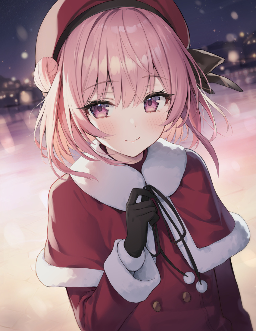 1girl beret black_gloves blue_archive blurry blush bokeh capelet closed_mouth coat commentary depth_of_field dutch_angle fur-trimmed_capelet fur-trimmed_coat fur-trimmed_gloves fur_trim gloves hair_bun hat highres kuro_futoshi long_sleeves looking_at_viewer night night_sky official_alternate_costume outdoors pink_eyes pink_hair red_capelet red_coat red_headwear serina_(blue_archive) serina_(christmas)_(blue_archive) short_hair single_side_bun sky smile snowing solo upper_body
