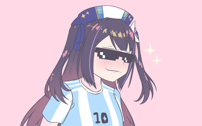 2022_fifa_world_cup alternate_costume argentina argentinian_flag_print artist_request black_hair blue_headwear blue_shirt breasts colored_inner_hair commentary highres hina_misora long_hair low_twintails medium_breasts multicolored_hair pink_background pink_hair shirt short_sleeves simple_background smile soccer_uniform sportswear streaked_hair striped striped_shirt sunglasses twintails two-tone_hair vertical-striped_shirt vertical_stripes very_long_hair virtual_youtuber wactor_production white_headwear white_shirt world_cup