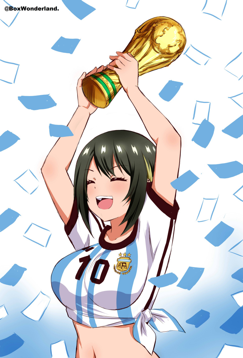 1girl absurdres akashi_maho angel_gabriel. arms_up bangs black_hair blonde_hair blue_background breasts celebration closed_eyes confetti d4dj eyelashes fifa_world_cup_trophy gradient gradient_background highres holding_trophy large_breasts midriff multicolored_hair navel open_mouth shirt short_hair short_sleeves sidelocks smile solo spanish_commentary sportswear striped striped_shirt teeth tied_shirt two-tone_hair upper_body upper_teeth_only white_background white_shirt