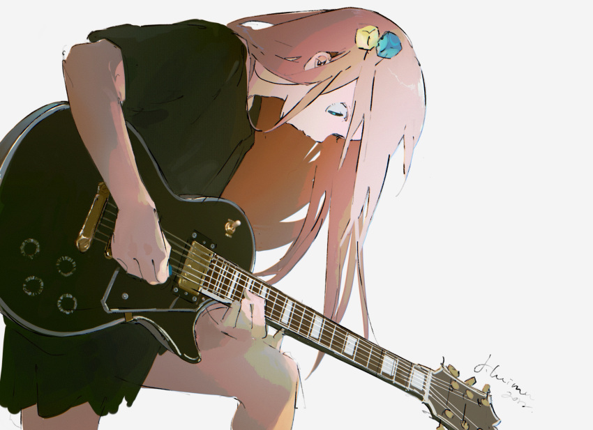 1girl absurdres bangs black_shirt blue_eyes bocchi_the_rock! cube_hair_ornament electric_guitar face_down gibson_les_paul gotou_hitori guitar hair_ornament highres holding holding_instrument huimuuu instrument long_hair music one_side_up pink_hair playing_instrument shirt simple_background skirt solo standing