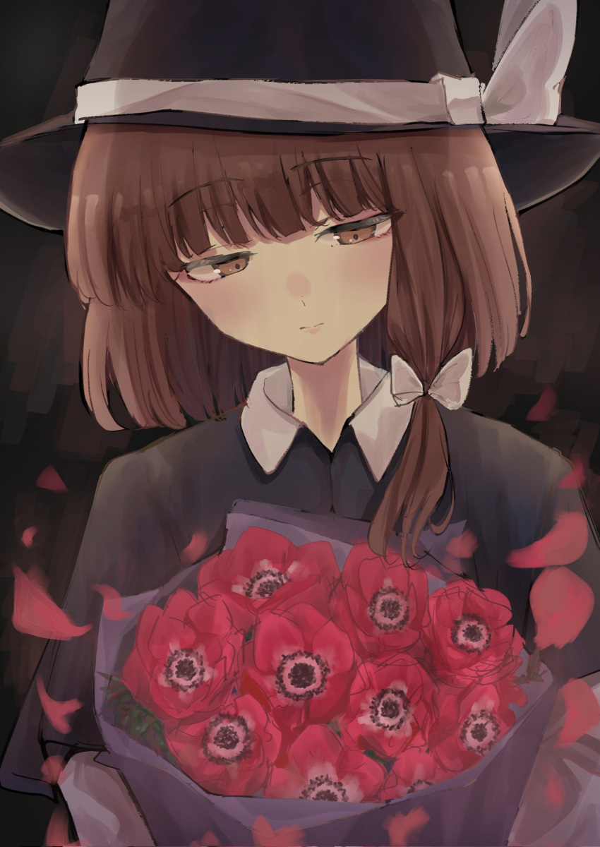 1girl bangs blunt_bangs blush bouquet bow brown_eyes dark_background expressionless fedora flower hair_bow hair_ribbon half-closed_eyes hat hat_bow hat_ribbon highres holding holding_bouquet looking_down medium_hair mouryou_(chimimouryou) petals poppy_(flower) red_flower ribbon rose simple_background solo touhou tress_ribbon upper_body usami_renko white_bow white_ribbon wing_collar