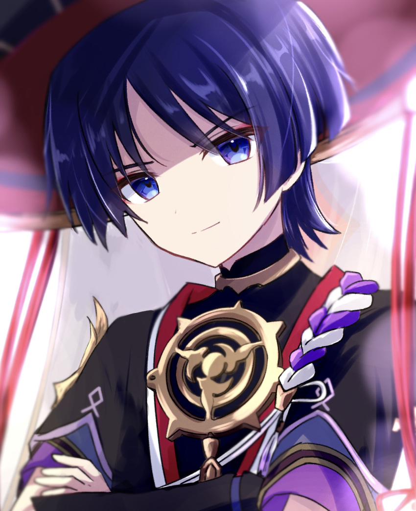 1boy arm_armor bangs black_shirt black_vest blue_eyes blunt_ends closed_mouth commentary crossed_arms genshin_impact gold hair_between_eyes hat highres jewelry jingasa looking_at_viewer male_focus mandarin_collar mitsudomoe_(shape) necklace open_clothes open_vest purple_hair red_headwear scaramouche_(genshin_impact) shirt short_hair short_sleeves simple_background smile solo tomoe_(symbol) upper_body user_uhjn2434 veil vest white_background