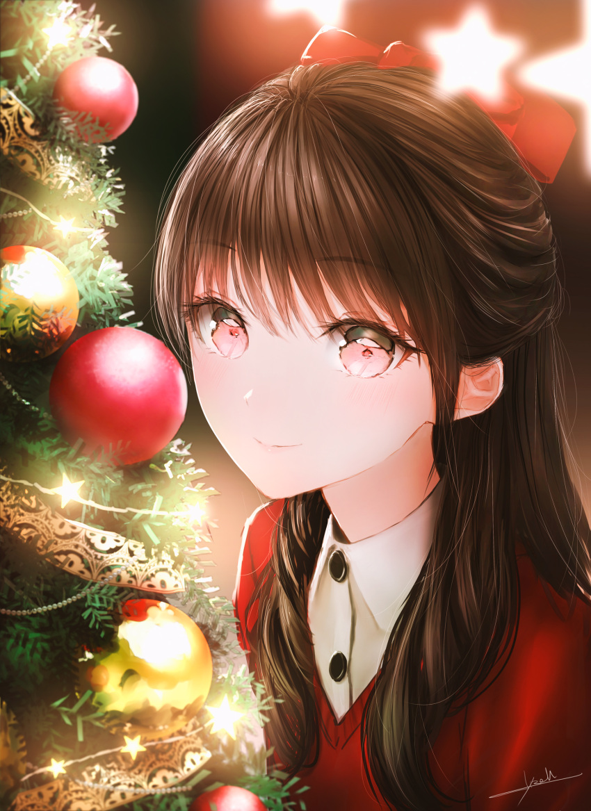 1girl bangs blurry blurry_background blush bow brown_hair buttons christmas christmas_ornaments christmas_tree closed_mouth collared_shirt english_commentary glowing hair_bow hair_over_shoulder highres indoors long_hair looking_at_viewer night ojay_tkym original red_bow red_eyes red_sweater shirt sidelocks signature smile solo star_(symbol) sweater upper_body white_shirt