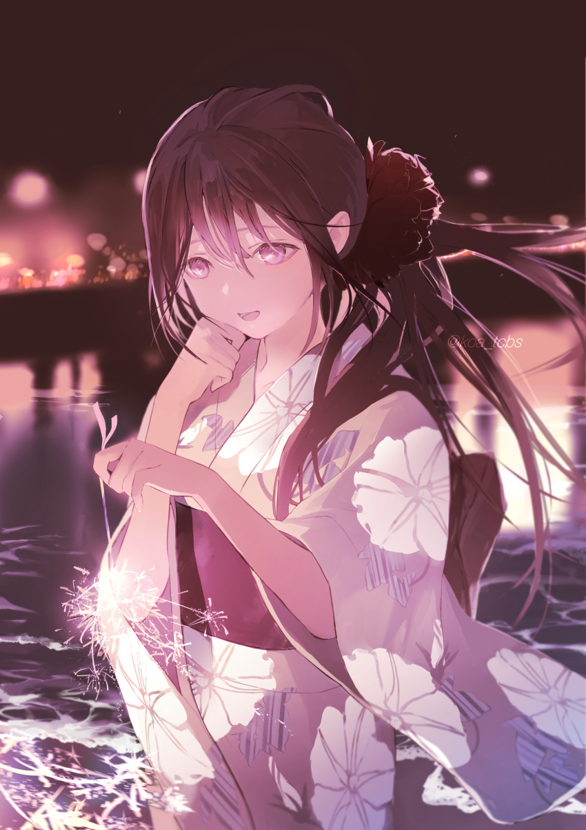 1girl absurdres bangs blurry blurry_background brown_hair fireworks floral_print flower hair_flower hair_ornament hand_on_own_chin highres holding_fireworks japanese_clothes kimono koa_tcbs long_hair night night_sky open_mouth original outdoors ponytail revision senkou_hanabi sky smile solo sparkler violet_eyes water wide_sleeves yukata