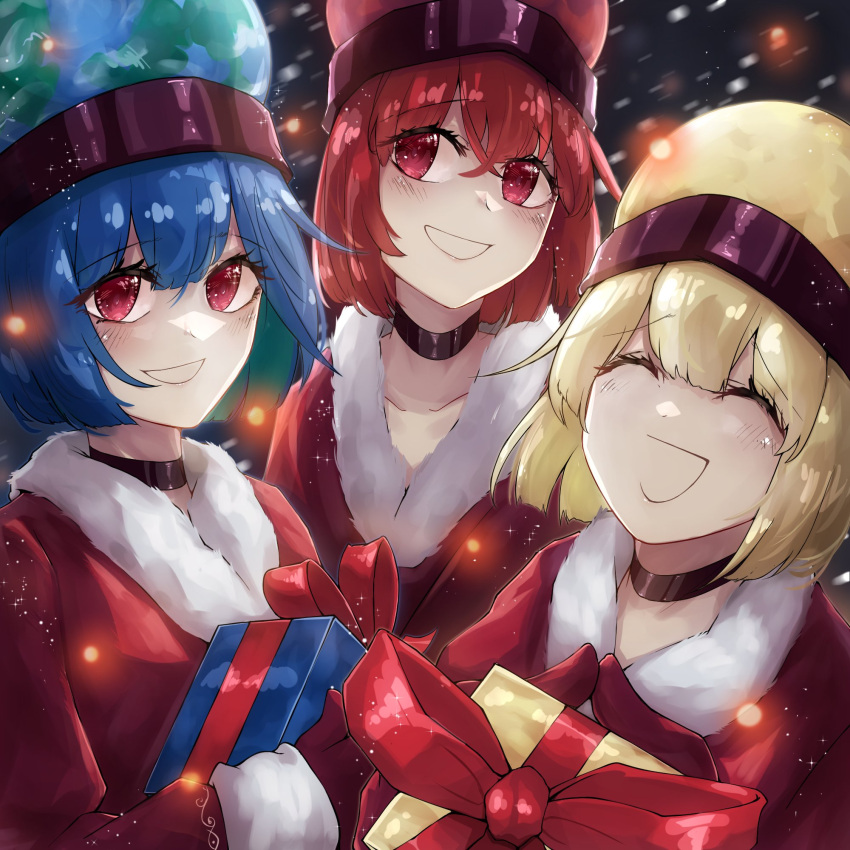 3girls :d black_choker black_headwear blonde_hair blue_hair box choker closed_eyes earth_(ornament) gift gift_box hecatia_lapislazuli hecatia_lapislazuli_(earth) hecatia_lapislazuli_(moon) highres light_particles moon_(ornament) multiple_girls open_mouth polos_crown red_eyes redhead santa_costume smile tierra_misu touhou upper_body