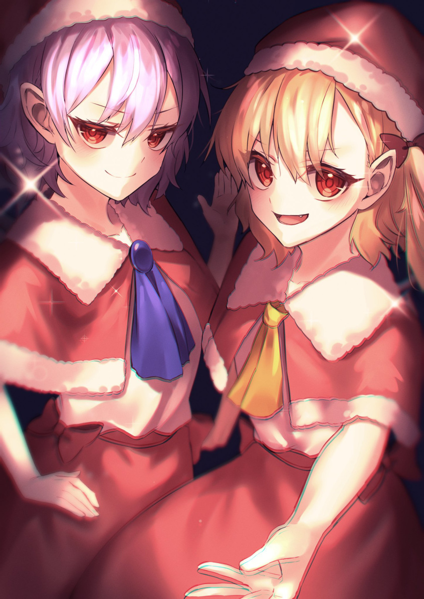 2girls :d alternate_costume ascot bangs blue_ascot blurry capelet chromatic_aberration closed_mouth dark_background depth_of_field dress fang flandre_scarlet from_above fur-trimmed_capelet fur-trimmed_dress fur-trimmed_headwear fur-trimmed_skirt fur_trim hand_on_hip hat highres multiple_girls one_side_up perspective pointy_ears remilia_scarlet santa_costume santa_dress santa_hat simple_background skirt smile sparkle touhou wankosoradayo yellow_ascot