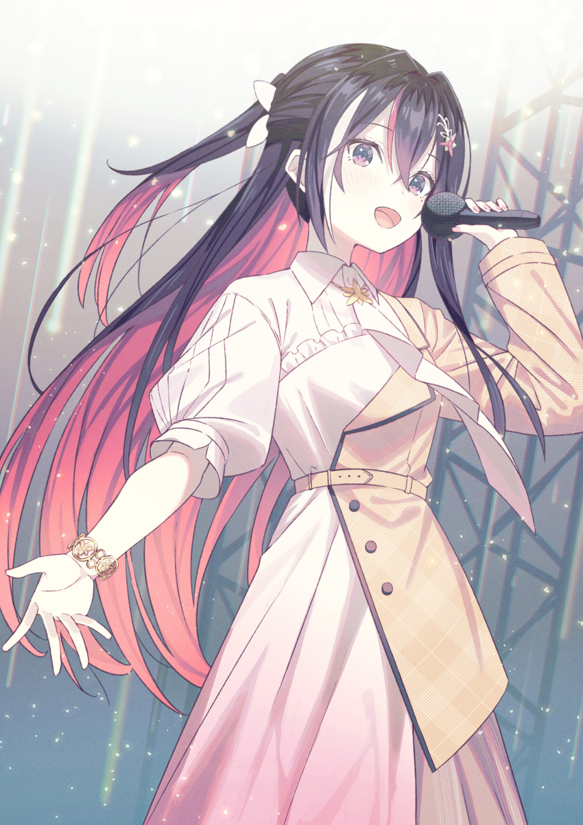 1girl asymmetrical_sleeves azki_(hololive) black_hair bracelet collared_dress colored_inner_hair cowboy_shot dress hair_between_eyes hair_ornament hand_up highres holding holding_microphone hololive jewelry koh_rd long_hair long_sleeves looking_at_viewer microphone multicolored_hair open_mouth ponytail redhead short_sleeves solo very_long_hair virtual_youtuber white_dress