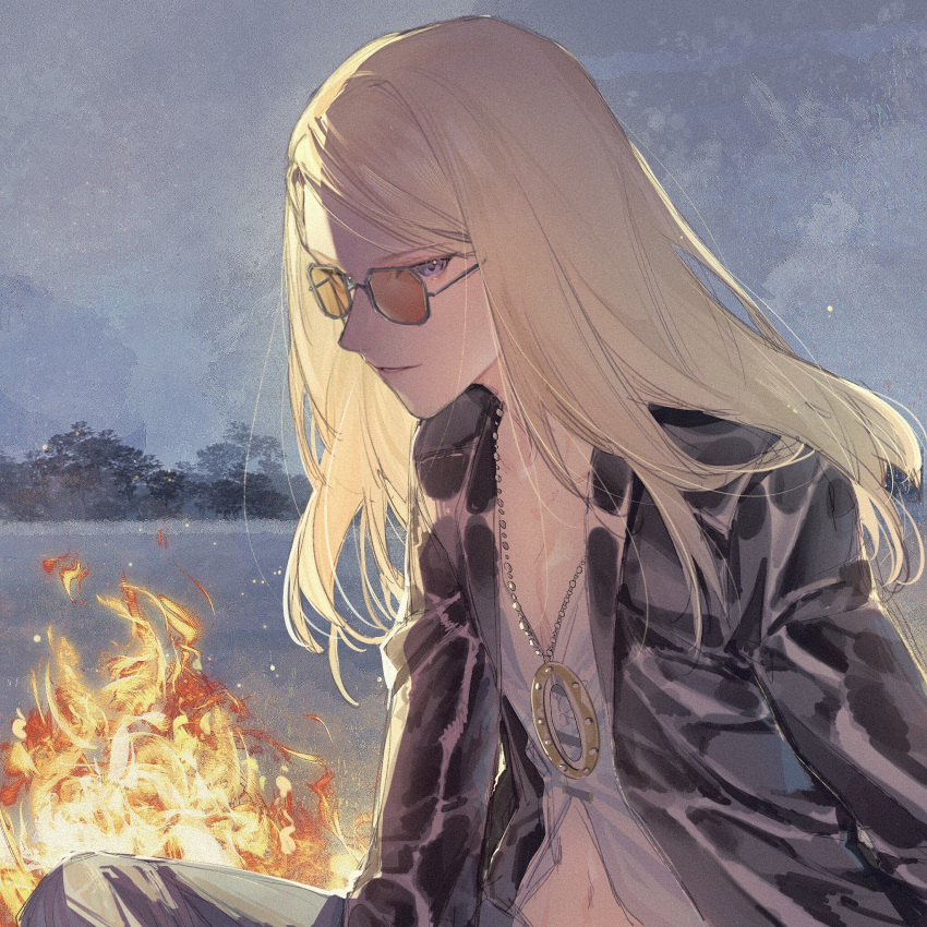 1boy bangs black_jacket blonde_hair commentary fate/grand_order fate_(series) fire glasses grey_eyes grey_pants grey_shirt highres jacket jewelry long_hair long_sleeves looking_at_viewer male_focus midriff navel necklace open_clothes open_jacket outdoors pants qiuyun62303677 shirt sitting smile solo sunglasses swept_bangs tezcatlipoca_(fate)