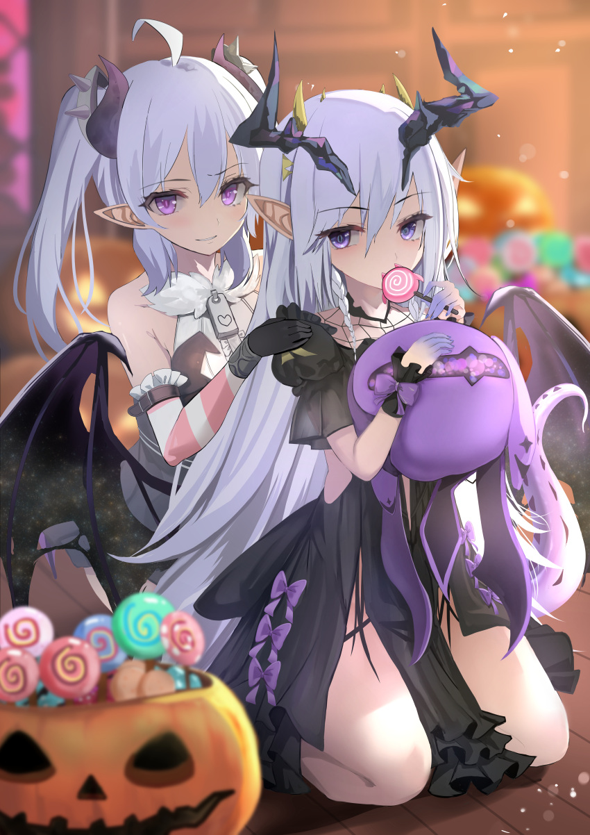 2girls absurdres ahoge astrid_(evertale) black_dress black_gloves blurry blurry_background bow candy clover_theater demon_wings depth_of_field dress elbow_gloves food gloves grey_hair grin highres holding holding_candy holding_food holding_lollipop horns kesoshirou kneeling lollipop looking_at_viewer multiple_girls multiple_horns pointy_ears puffy_short_sleeves puffy_sleeves purple_bow short_sleeves smile swirl_lollipop twintails violet_eyes wings