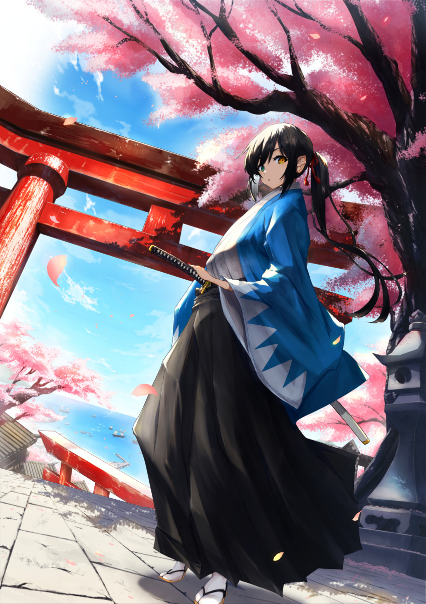 1girl black_hair blonde_hair blue_sky breasts cherry_blossoms falling_petals green_eyes hair_ribbon haori highres hirano_masatosh holding holding_sword holding_weapon japanese_clothes katana kimono long_hair looking_at_viewer looking_to_the_side multicolored_eyes open_mouth original outdoors petals ponytail ribbon shadow shinsengumi shrine sky solo sunlight sword torii tree weapon