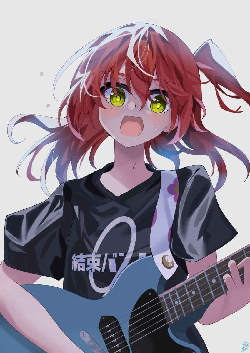 1girl absurdres bangs black_shirt bocchi_the_rock! clothes_writing commentary_request electric_guitar gibson_les_paul green_eyes grey_background guitar hair_between_eyes highres housei_fenoru instrument kita_ikuyo long_hair looking_at_viewer music one_side_up open_mouth playing_instrument redhead shirt short_sleeves simple_background solo sweat t-shirt upper_body