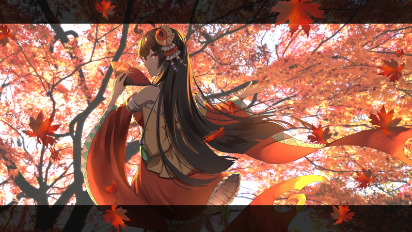 1girl absurdres ahoge bare_shoulders black_hair cowboy_shot detached_sleeves expressionless frills hair_ornament hand_fan highres japanese_clothes kimono leaf long_hair looking_at_viewer looking_back maple_leaf red_eyes sakuya_(stella_glow) solo stella_glow very_long_hair wide_sleeves zyoto24
